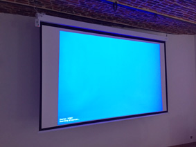 photo_installation_toile_projection_video_electrique_salle_de_conference-Visio-id